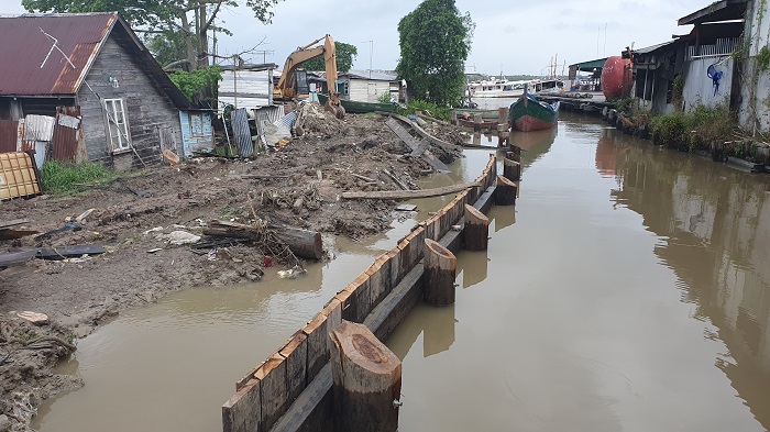 River View regularised residents flooded out; squatters saved by the 'dam'