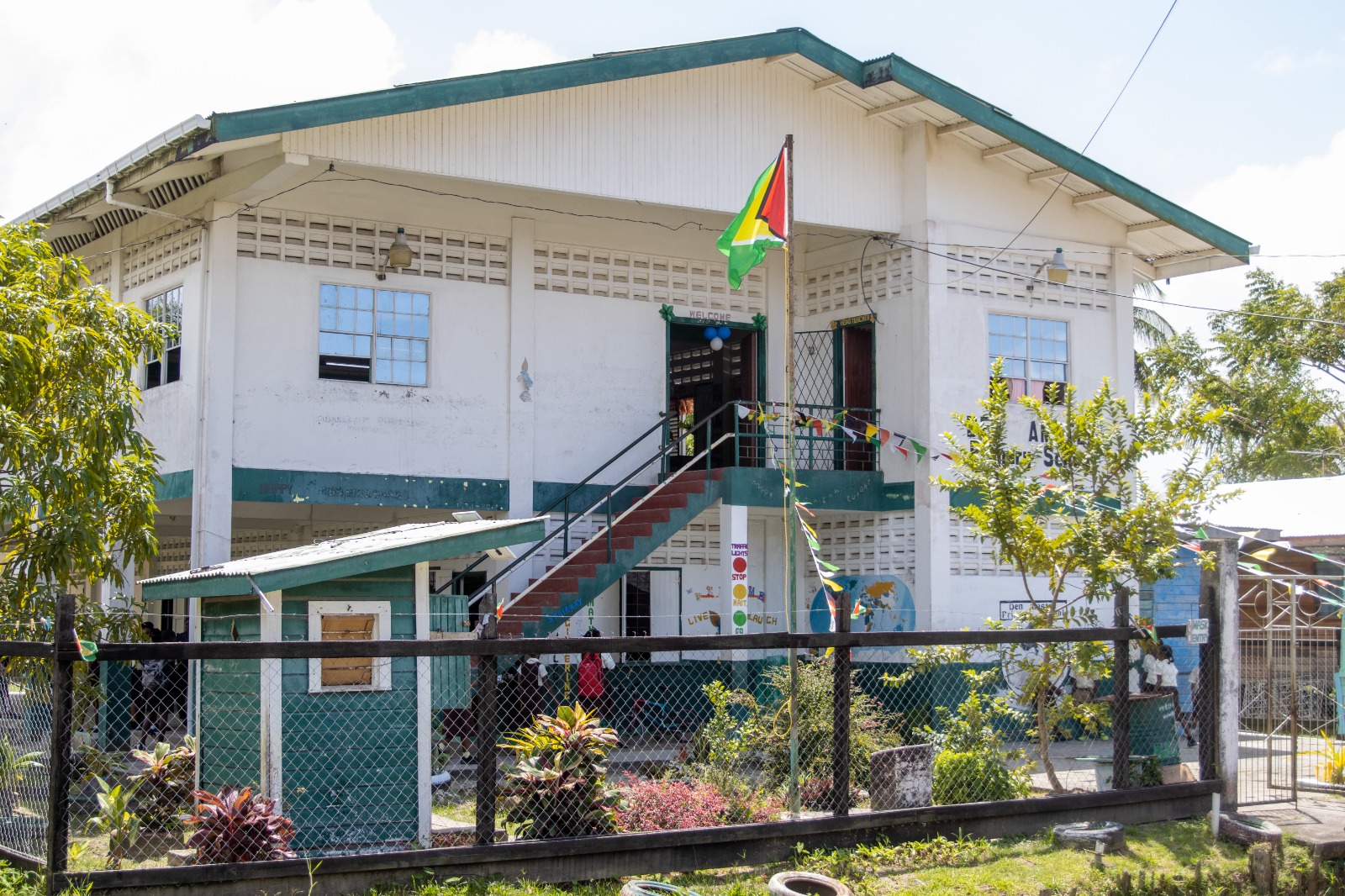 Den Amstel Primary is pilot for literacy/Robotics programme